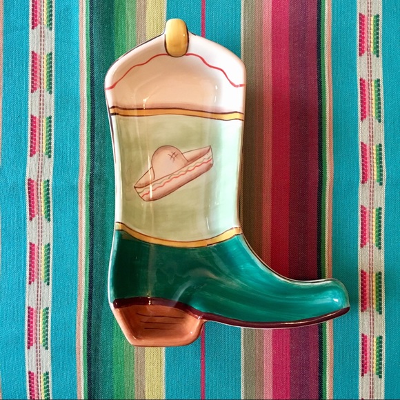 Super cute cowboy boot w/ sombrero serving dish🤠
